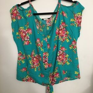 NWOT Cold shoulder knotted floral tee